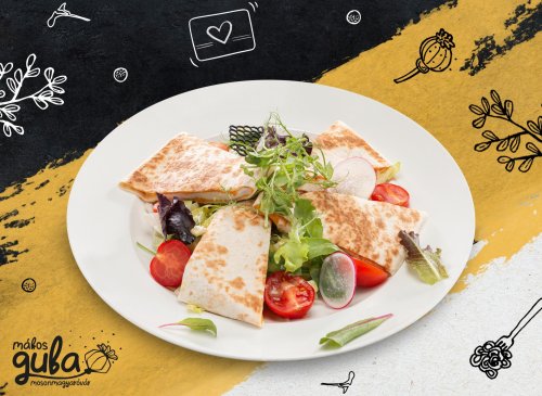 Cheddar sajtos-jalapenos csirkemell tortillában sütve